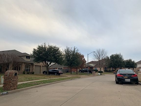 4th image of 704 Daisy Dr