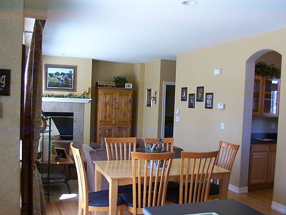 Family room w/fireplace