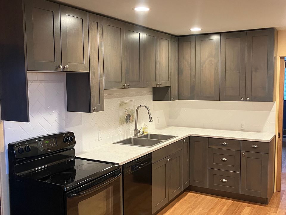 1st image of 221 W 7th St