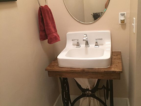 1/2 bath w/ unique sink