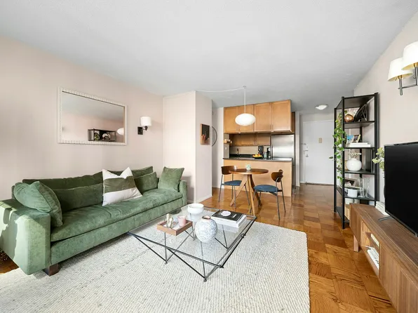 130 West 67th Street 5L image 2 of 12