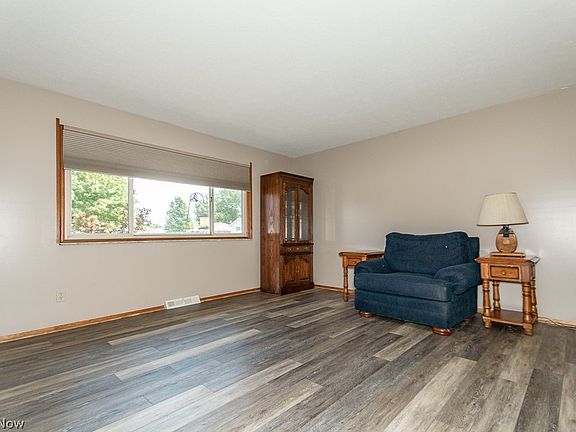 3rd image of 35325 Grovewood Ave