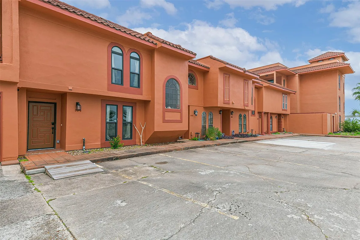 Building Photo - 411 Sailfish St #104