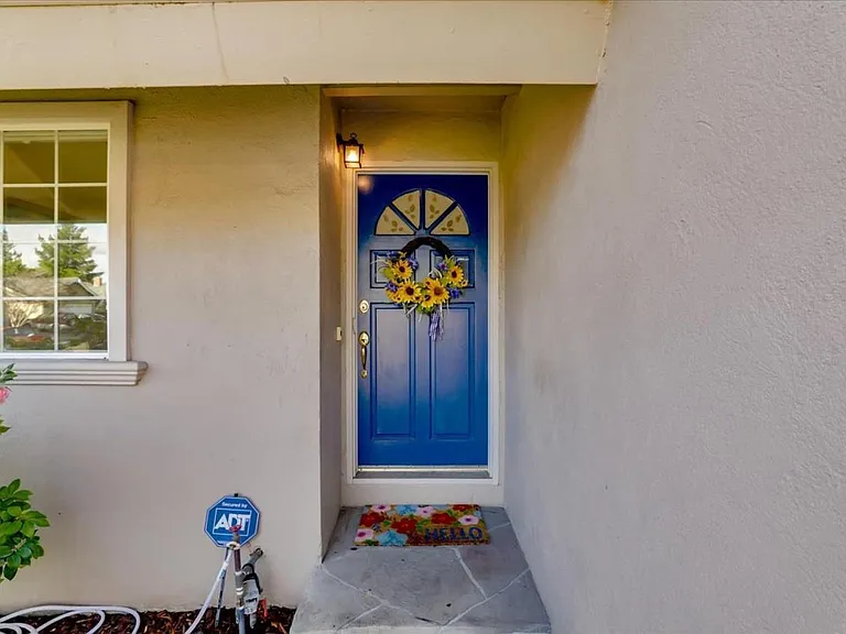 202 Belden Dr — Photo 3
