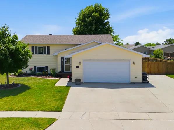 1017 Plum Ln, Aberdeen, SD 57401