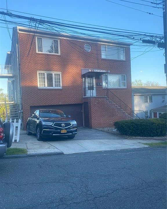 1st image of 580 Bellevue Ave N