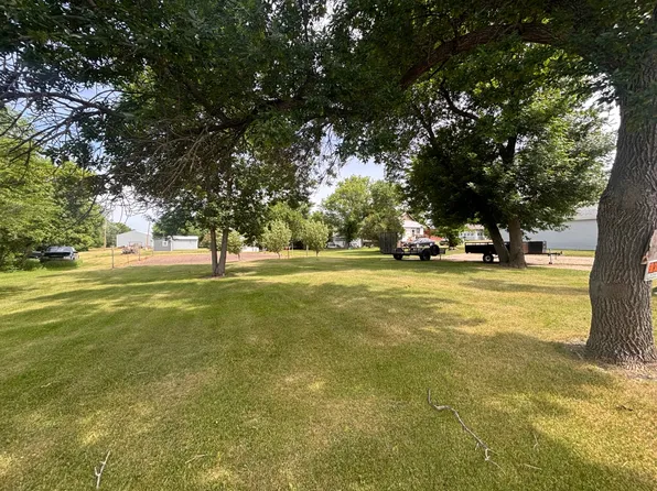 309 6th St N, New Rockford, ND 58356