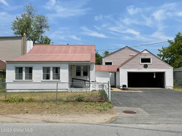 8 Connecticut Avenue, Queensbury, NY 12804