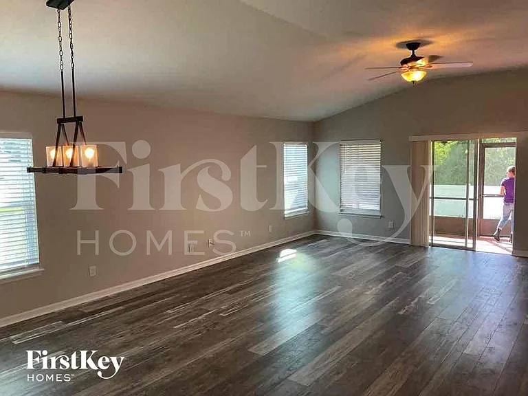 121 Alexandria Cir — Photo 2