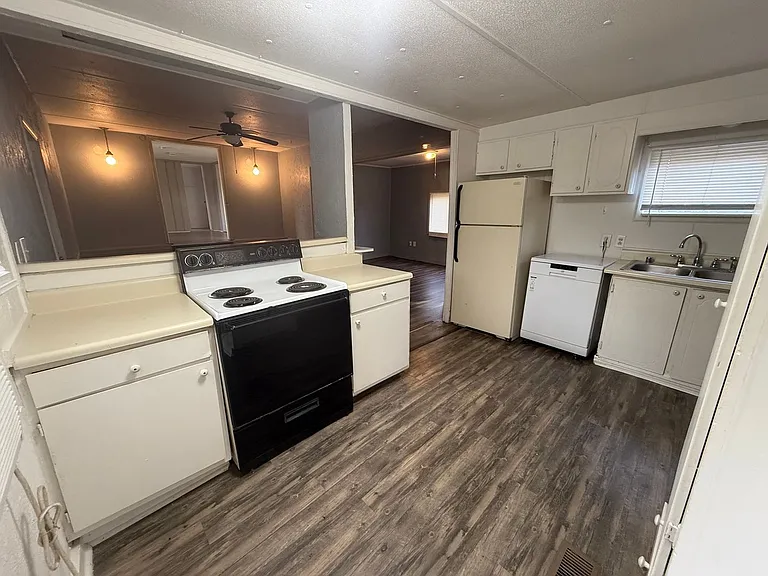16584 Lakeway Cir — Photo 7