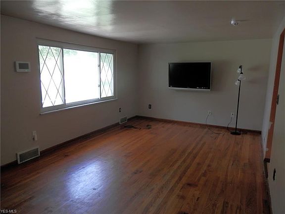 4th image of 381 Frostview Dr