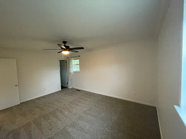 Master Bedroom (with en-suite bathroom)