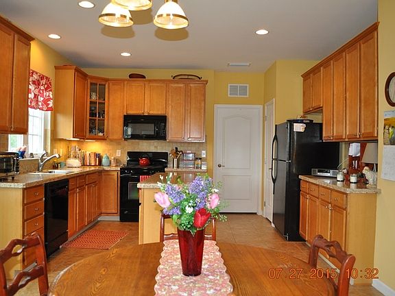 Kitchen with tile backsplash, 42" cabints