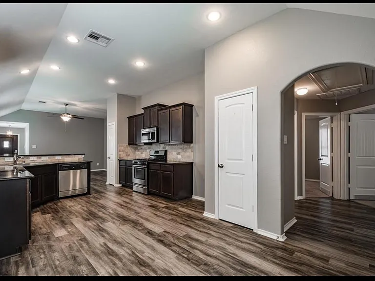 8314 Broadleaf Ave — Photo 9