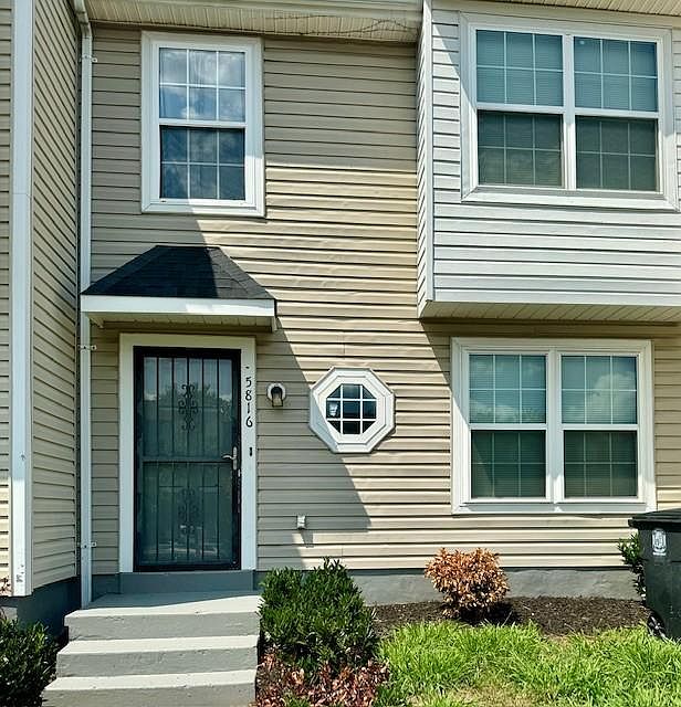 Front of TH/Yard with front parking