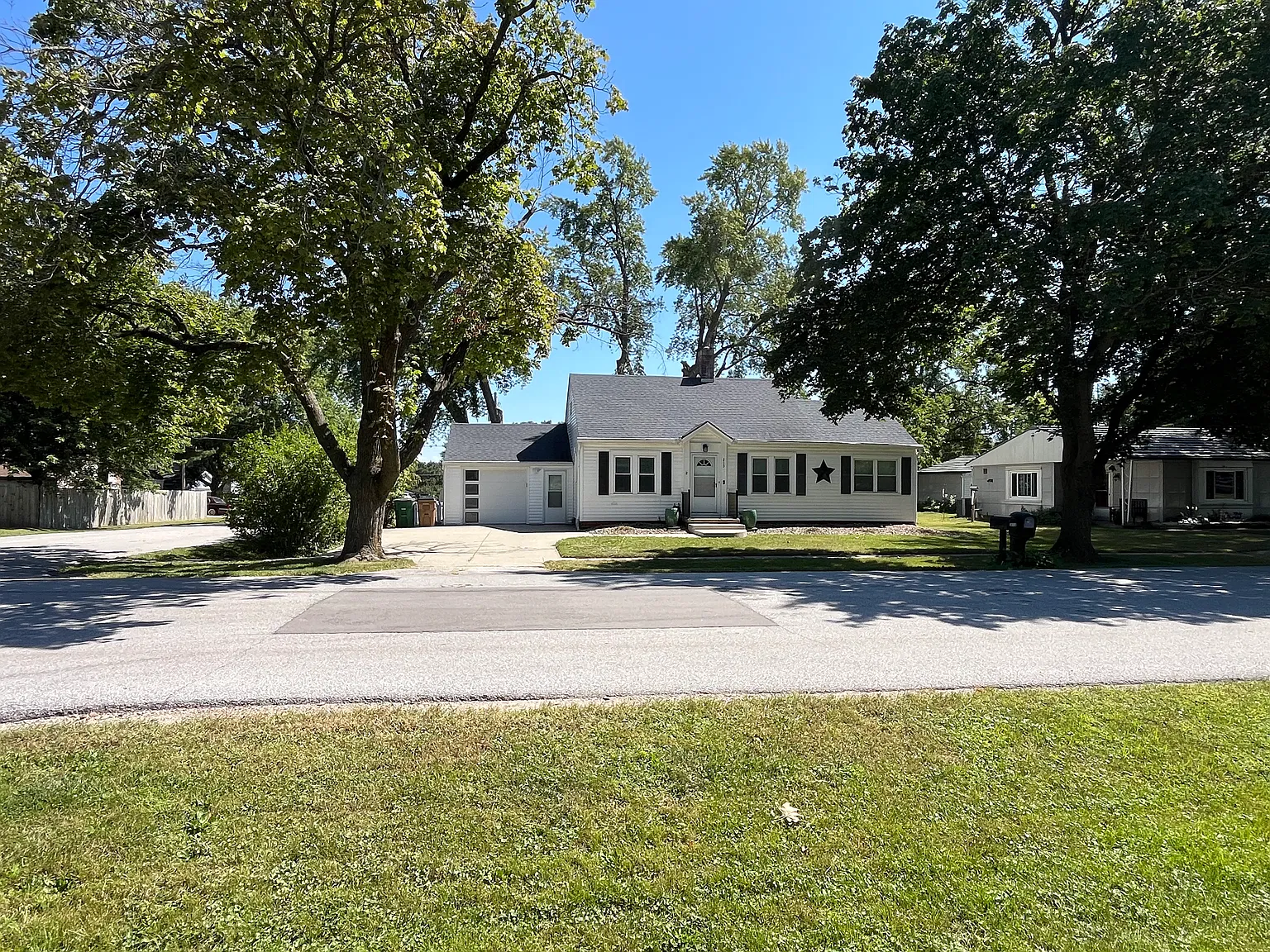3 bed, 1400 sqft, $1,800 — Photo 3