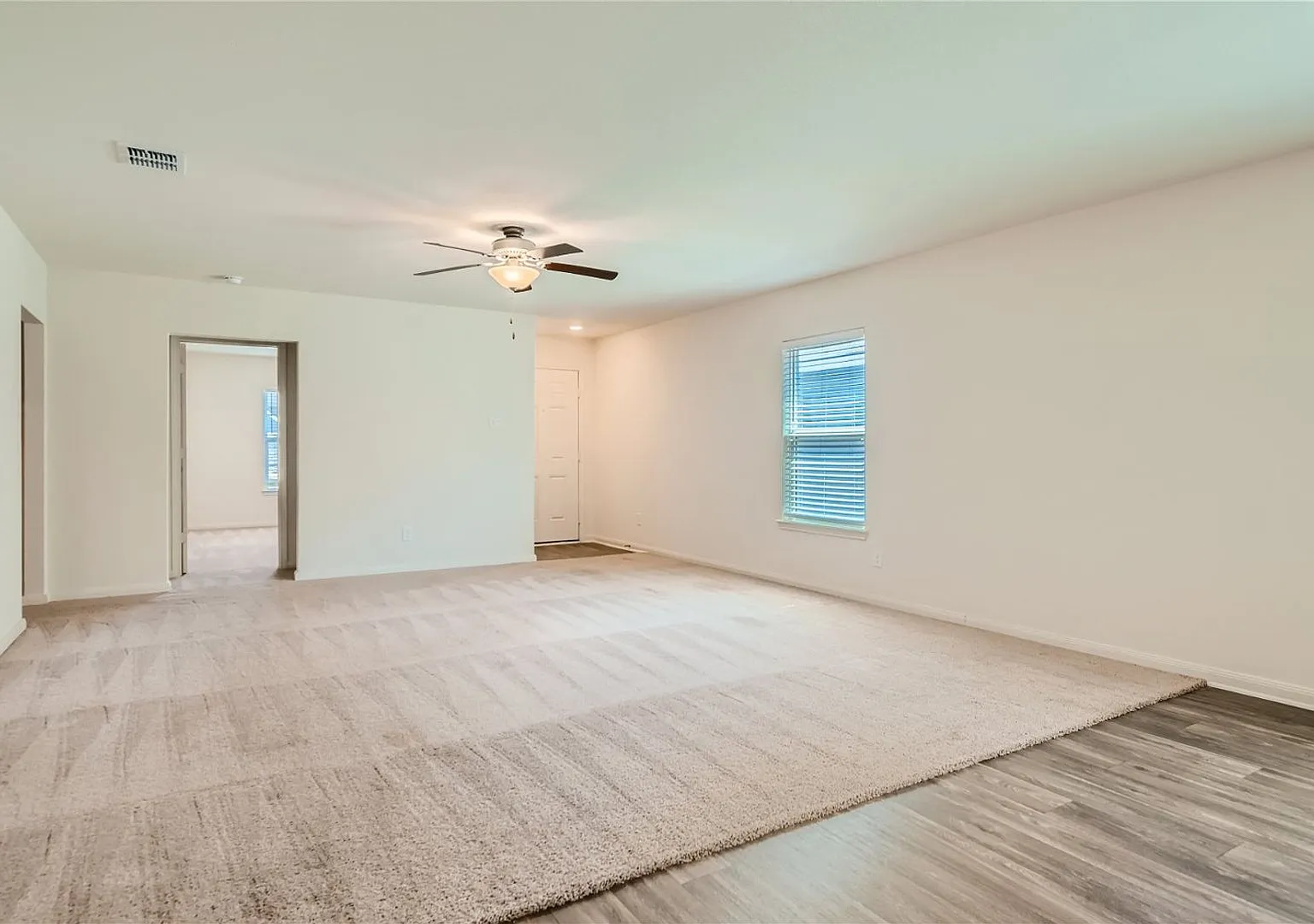 You dont want to miss this one!! 4 bedrooms! — Photo 2