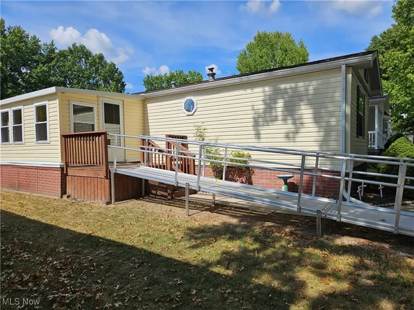 203 E St SW, Navarre, OH 44662