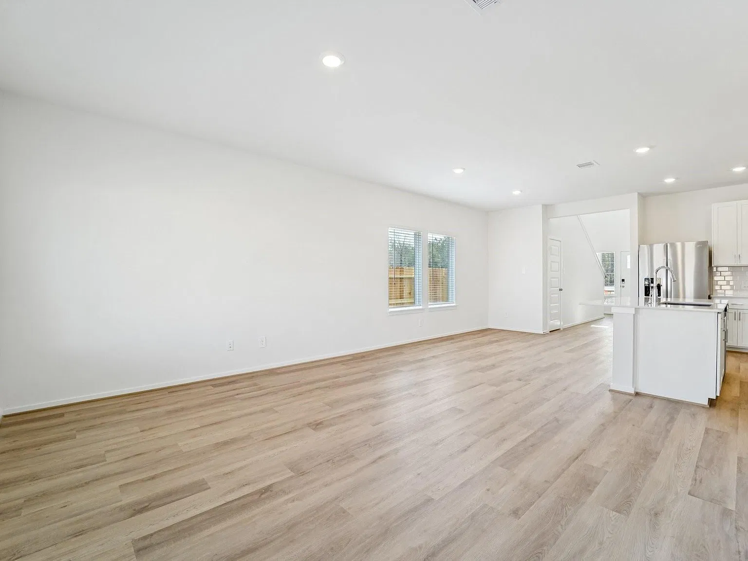 4 bed, 2.5 bath, 1981 sqft, $2,499 — Photo 3