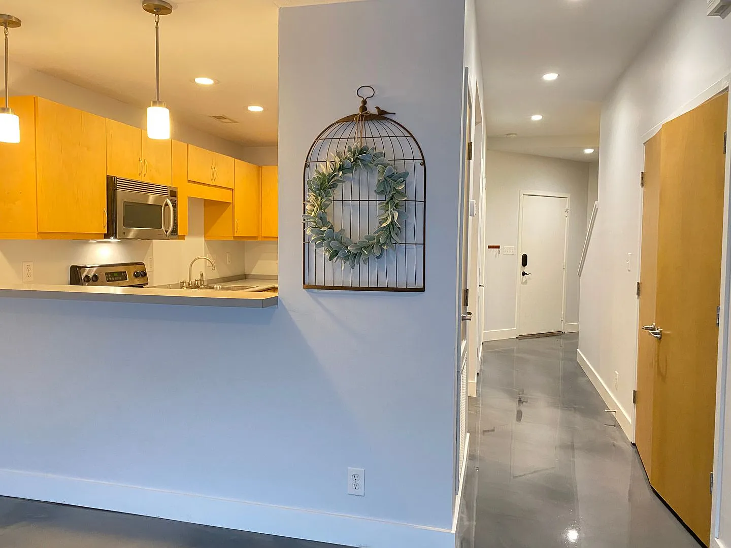 Trendy Downtown Condo! 2 bedroom & 1.5 bath. — Photo 4