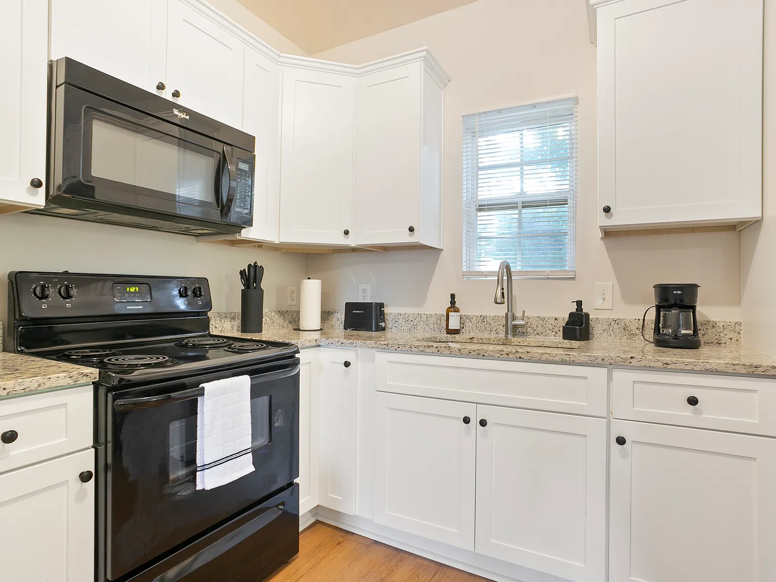 2 bed, 700 sqft, $1,990 — Photo 4