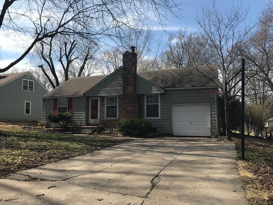 Quiet Prairie Village 3 Bedroom 1 Bathroom w/ large fenced in backyard!