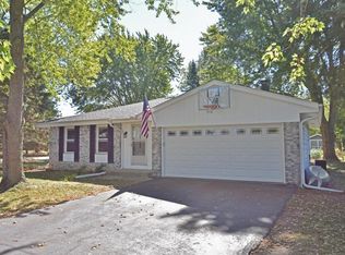 36829 Prairie Dr, Oconomowoc, WI 53066