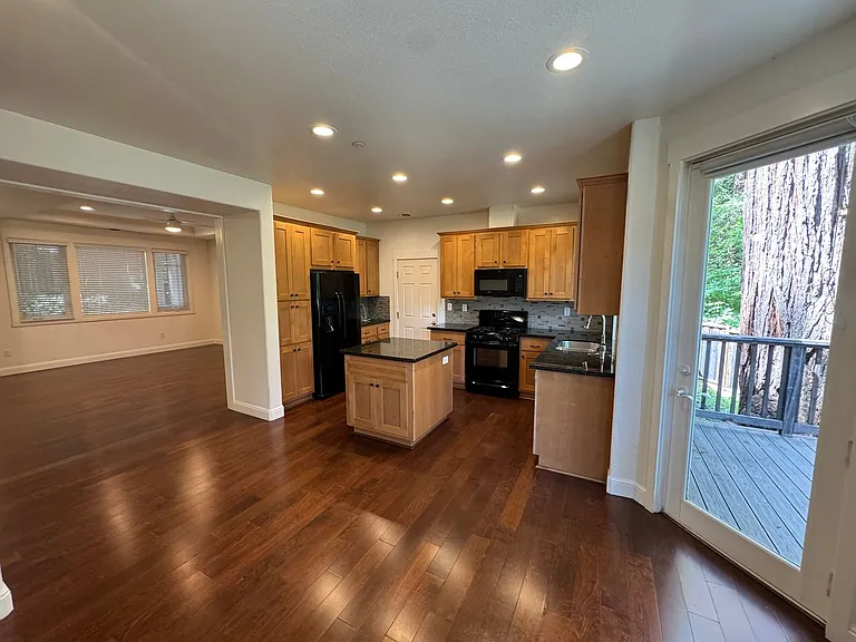 867 Hillcrest Dr — Photo 6