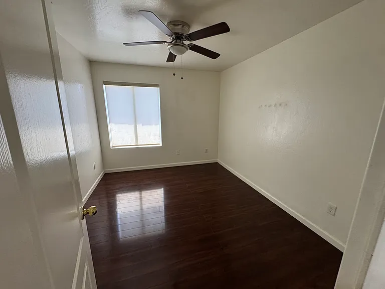 1727 E Pontiac Dr — Photo 33