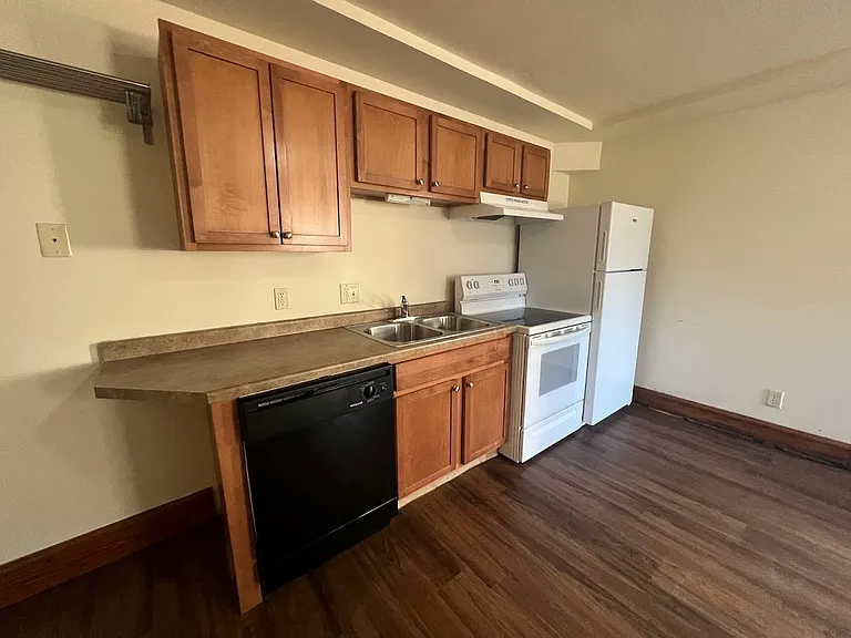 609 E Gorham St #G102 — Photo 3