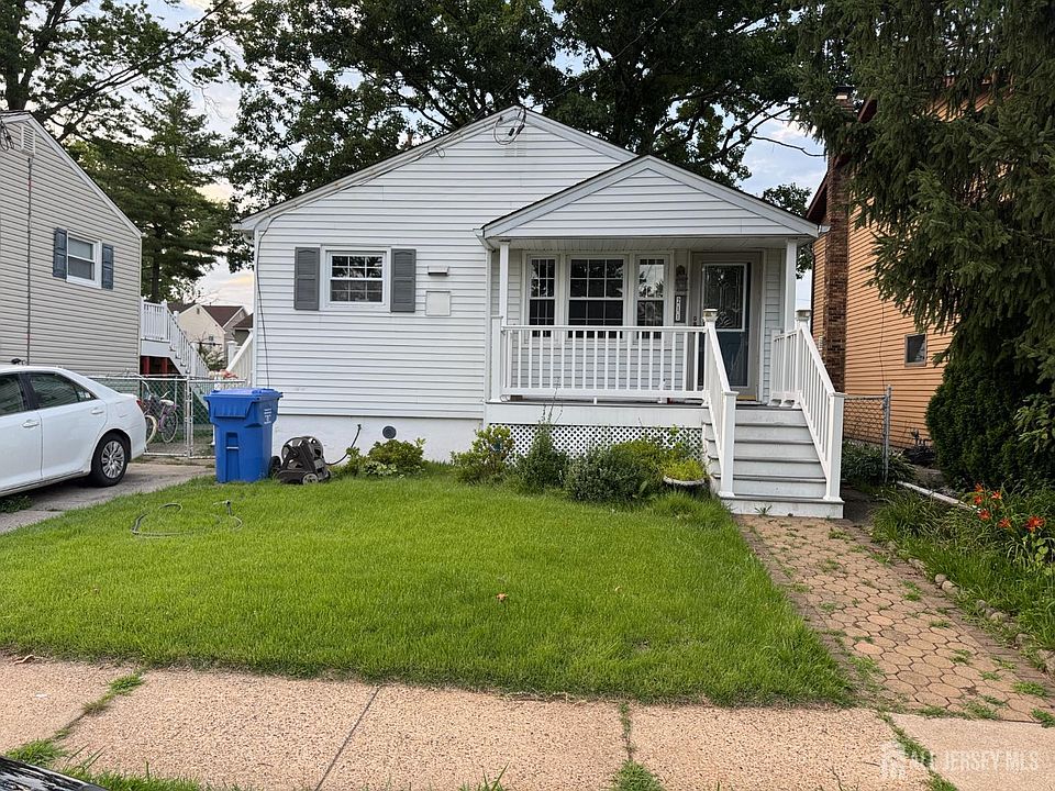 1st image of 211 E Louis Pl
