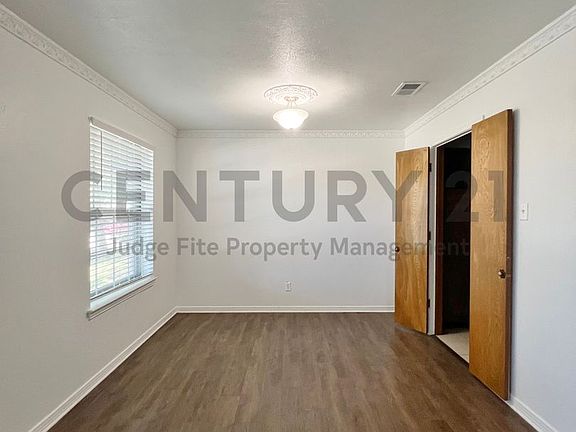 5th image of 1008 Pine Tree Ln