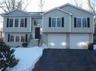 10 Ledge Wood Ln, Pascoag, RI 02859