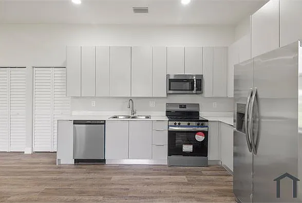 827 Carpenter St E — Photo 5