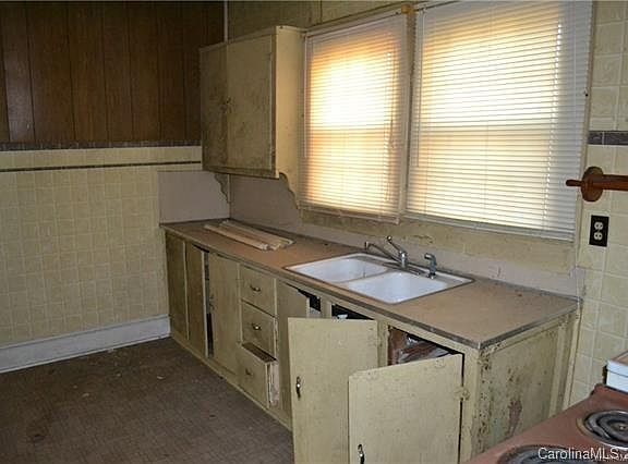 3rd image of 114 Dixon St #1/2