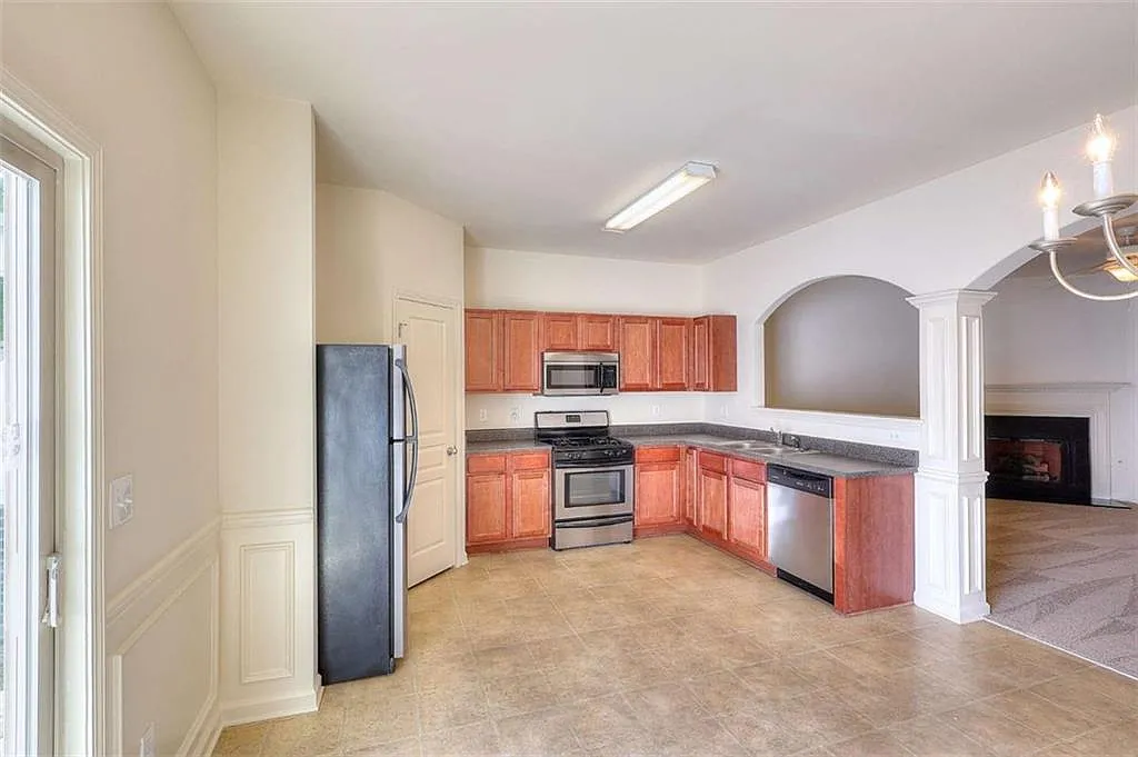 3 bed, 2.5 bath, 1616 sqft, $2,200 — Photo 3