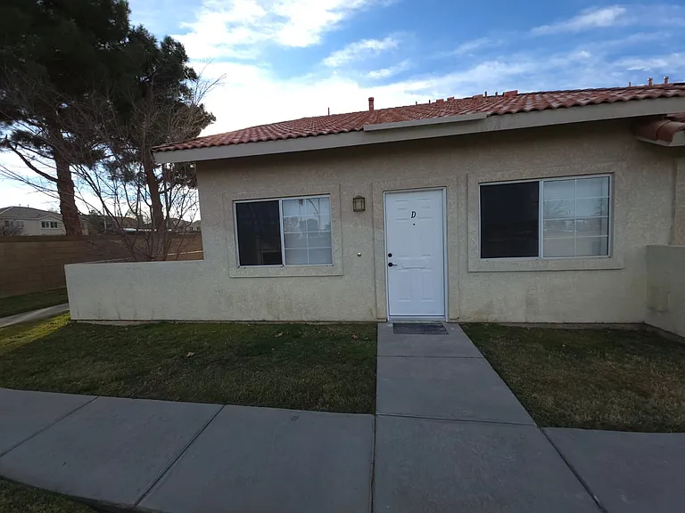1642 Gardenia Ct #D — Photo 3