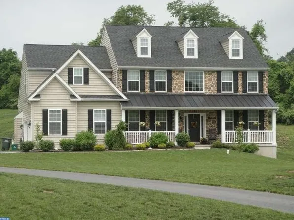 172 Red Shale Dr, Boyertown, PA 19512