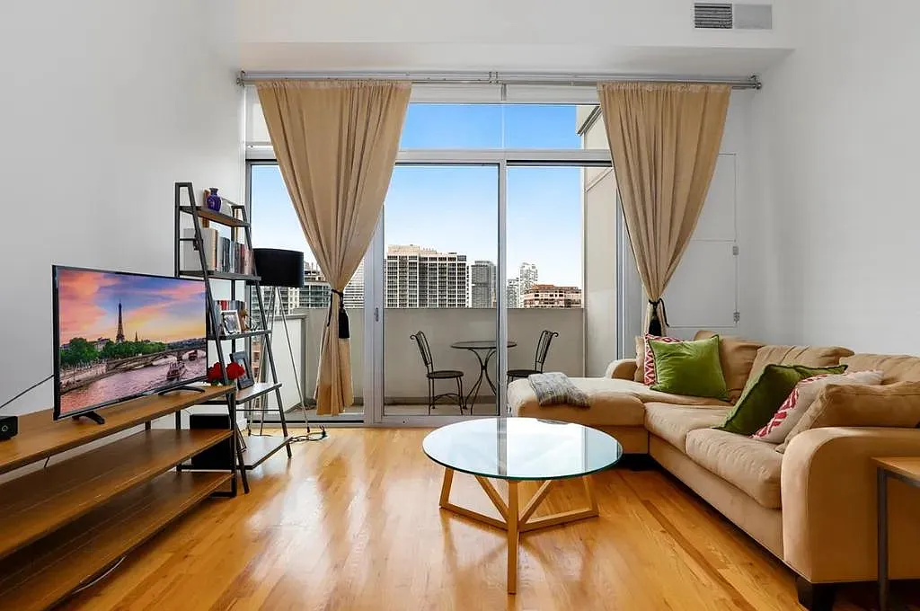630 N Franklin St, Unit 1117 — Photo 2