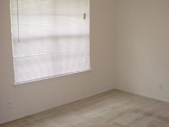3rd image of 410 Park Ln APT 101