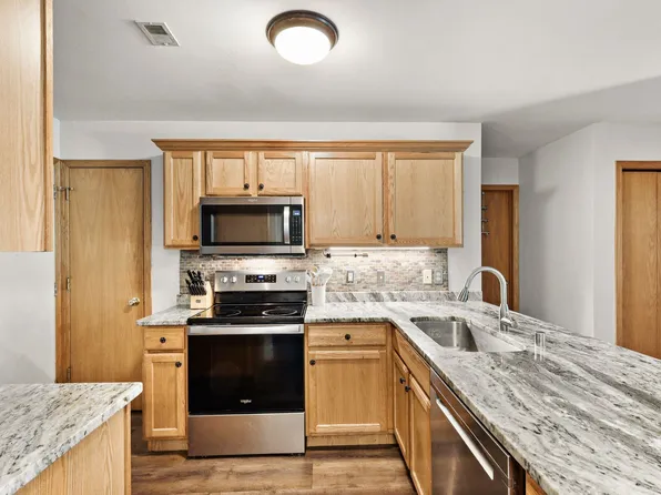 214 Douglas Dr, Brooklyn, WI 53521