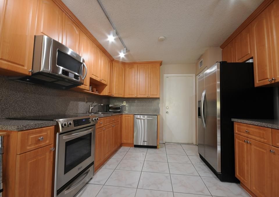 REMODELED SS KITCHEN