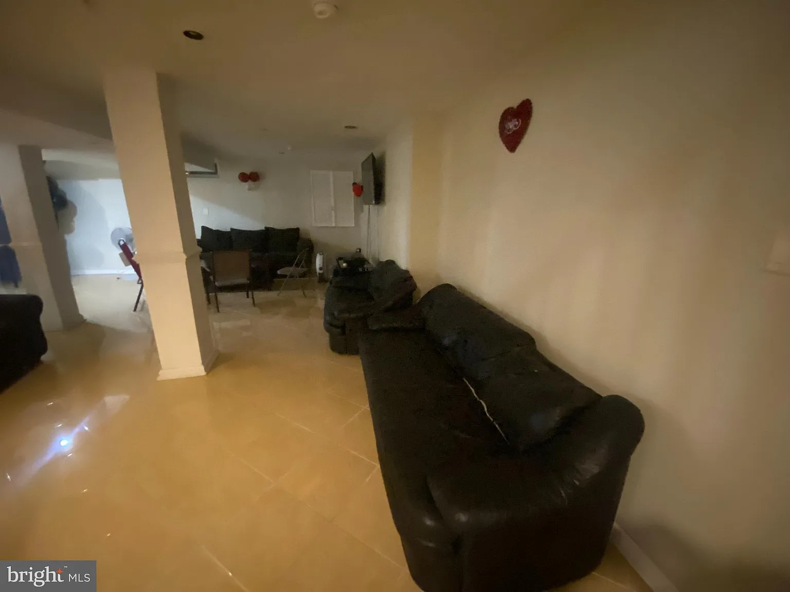 2 bed, 4256 sqft, $2,100 — Photo 3