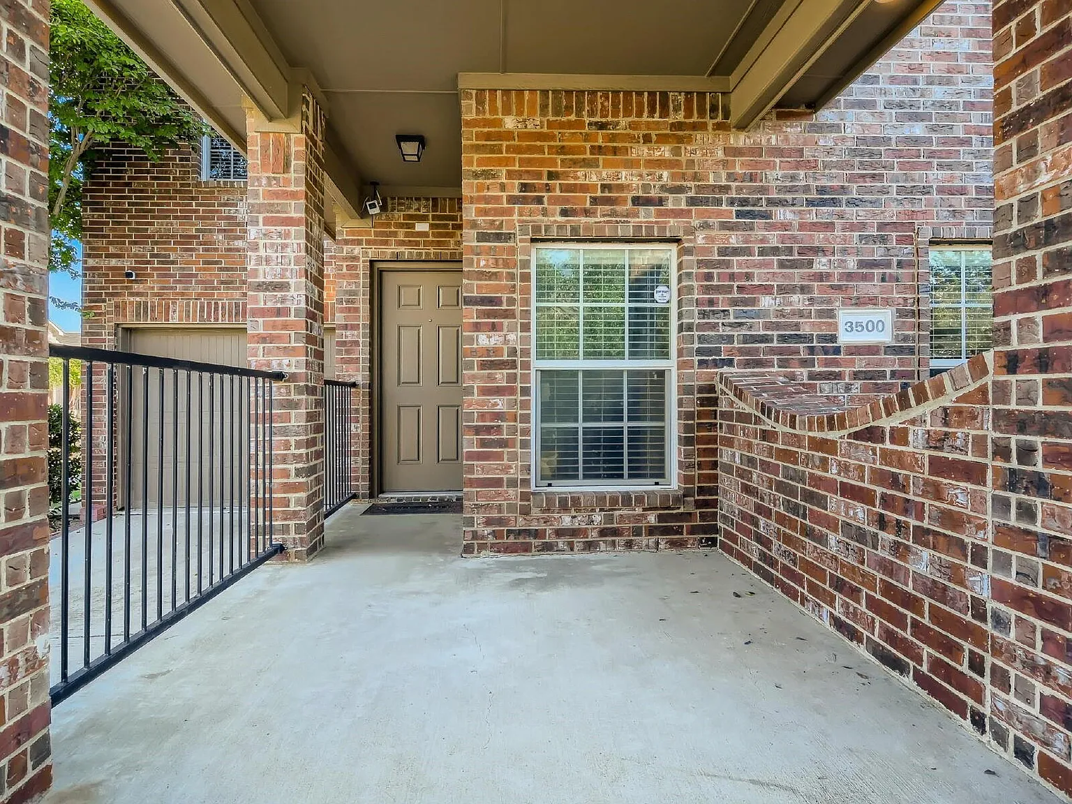 3 bed, 2.0 bath, 1586 sqft, $2,600 — Photo 3