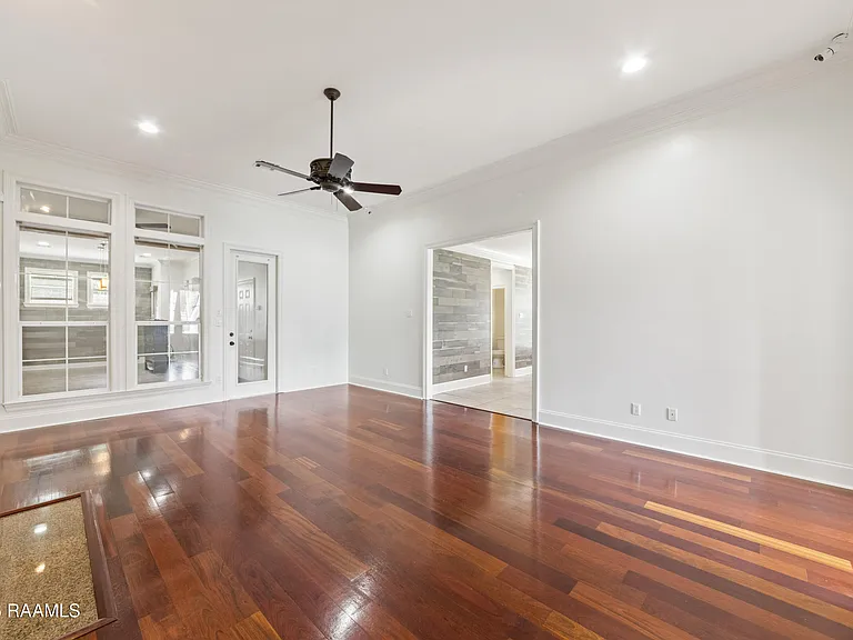 100 Shumard Dr — Photo 13