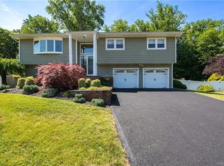 11 Glenwood Dr, Blauvelt, NY