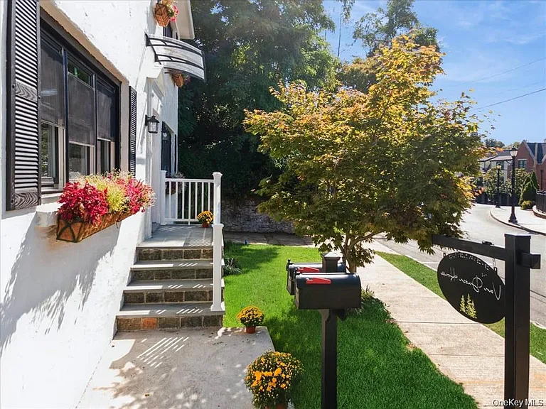 25 Van Duzen Pl #1 — Photo 3