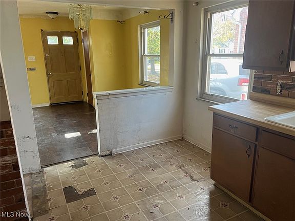 5th image of 10144 Chesterfield Dr