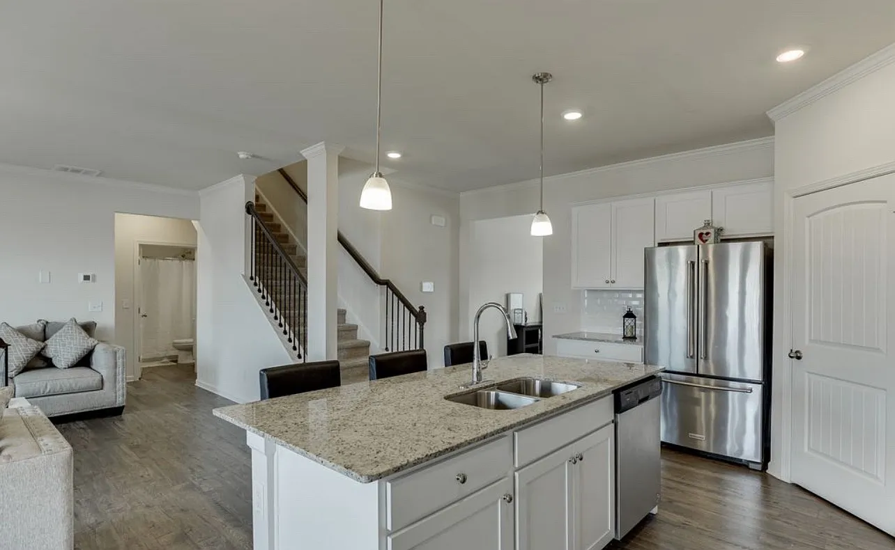 5 bed, 2644 sqft, $3,400 — Photo 4