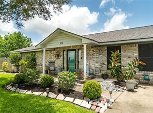 1450 Horseshoe Ct, Angleton, TX 77515